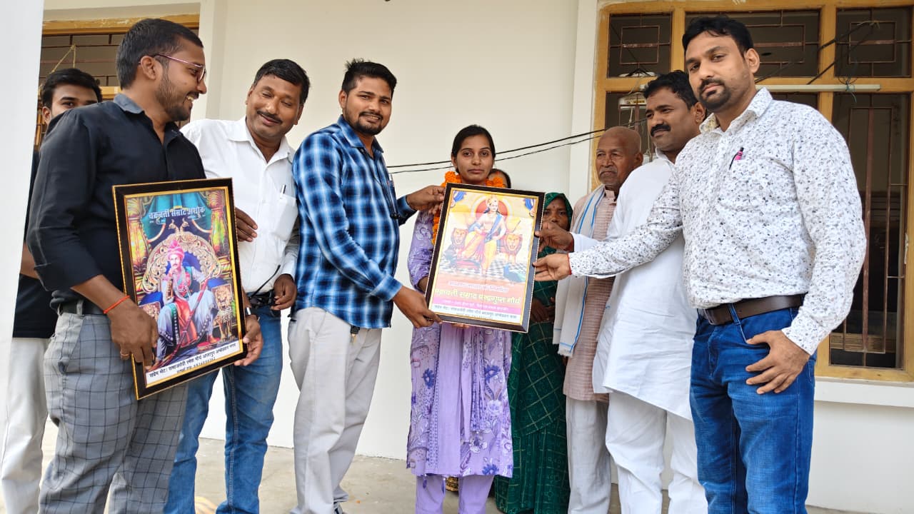 संघर्षों को मात देकर हासिल की सफलता, बड़ी मम्मी भानमती देवी ने निभाई मां की भूमिका