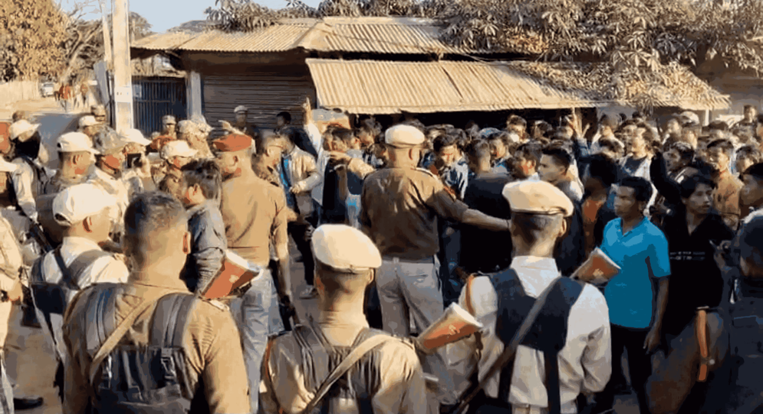 23 दिसंबर, 2025 को असम के पश्चिम कार्बी आंगलोंग में अफवाहों के कारण भड़की हिंसा की लहर के बाद सुरक्षाकर्मी सतर्कता बरत रहे हैं।