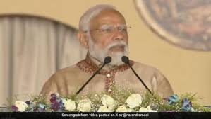 जनसभा को संबोधित करते हुए